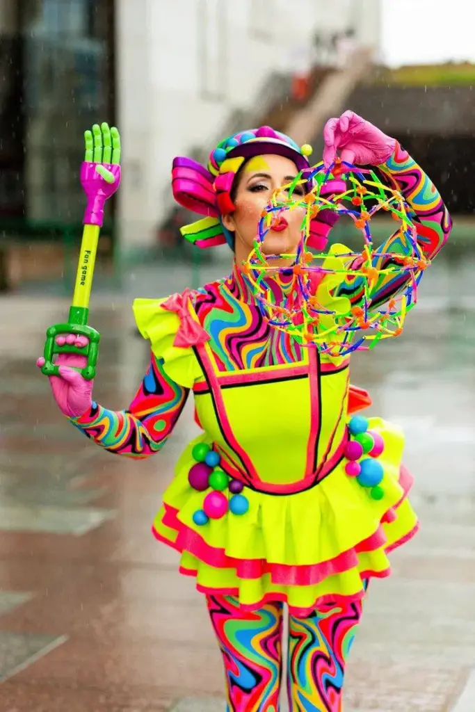 клоунесса с мыльными пузырями