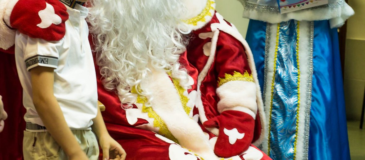 ded-moroz-snegurochka-podarok